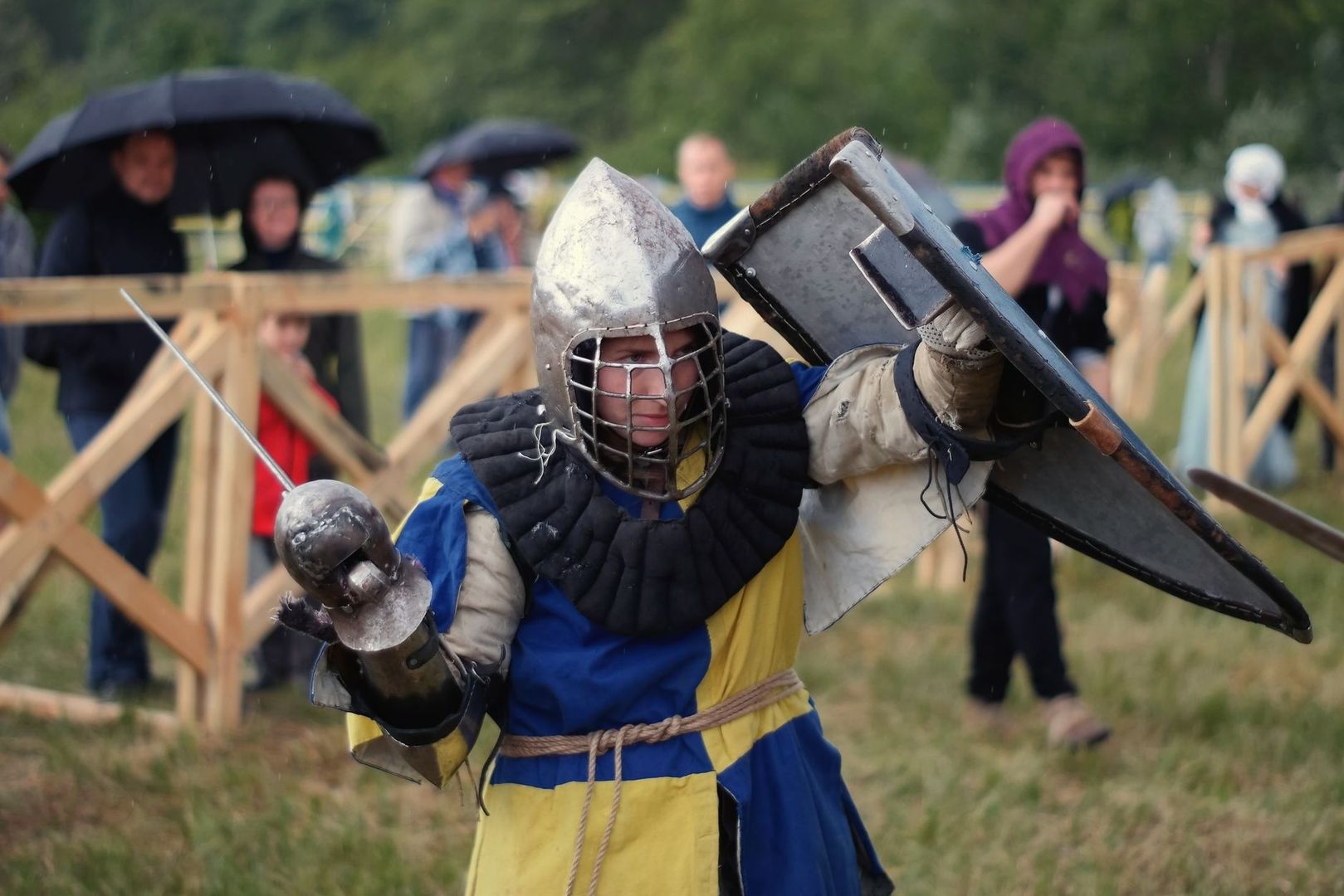 Historischer Fechter mit Langschwert, Schild und Helm bei einer Vorführung